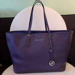 Never worn MICHAEL Michael Kors JetSet Tote /Large